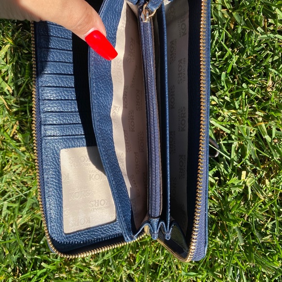 Authentic Michael Kors purse with wallet - Picture 3 of 13